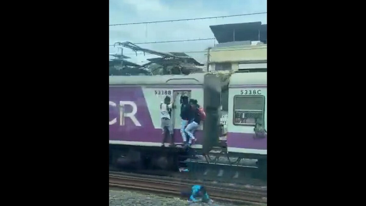 VIDEO: मुंबई लोकल ट्रेन से लटक कर जा रहा युवक सिग्नल पोल से टकराकर गिरा जानें फिर क्या हुआ