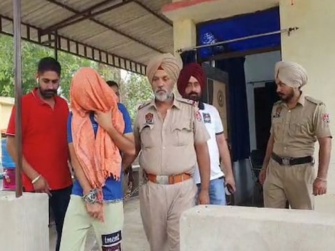 गैंगस्टर राजा हुसैन को पंजाब पुलिस ने गोपालगंज के मीरगंज थाना क्षेत्र से पकड़ा है. (न्यूज 18 हिन्दी)