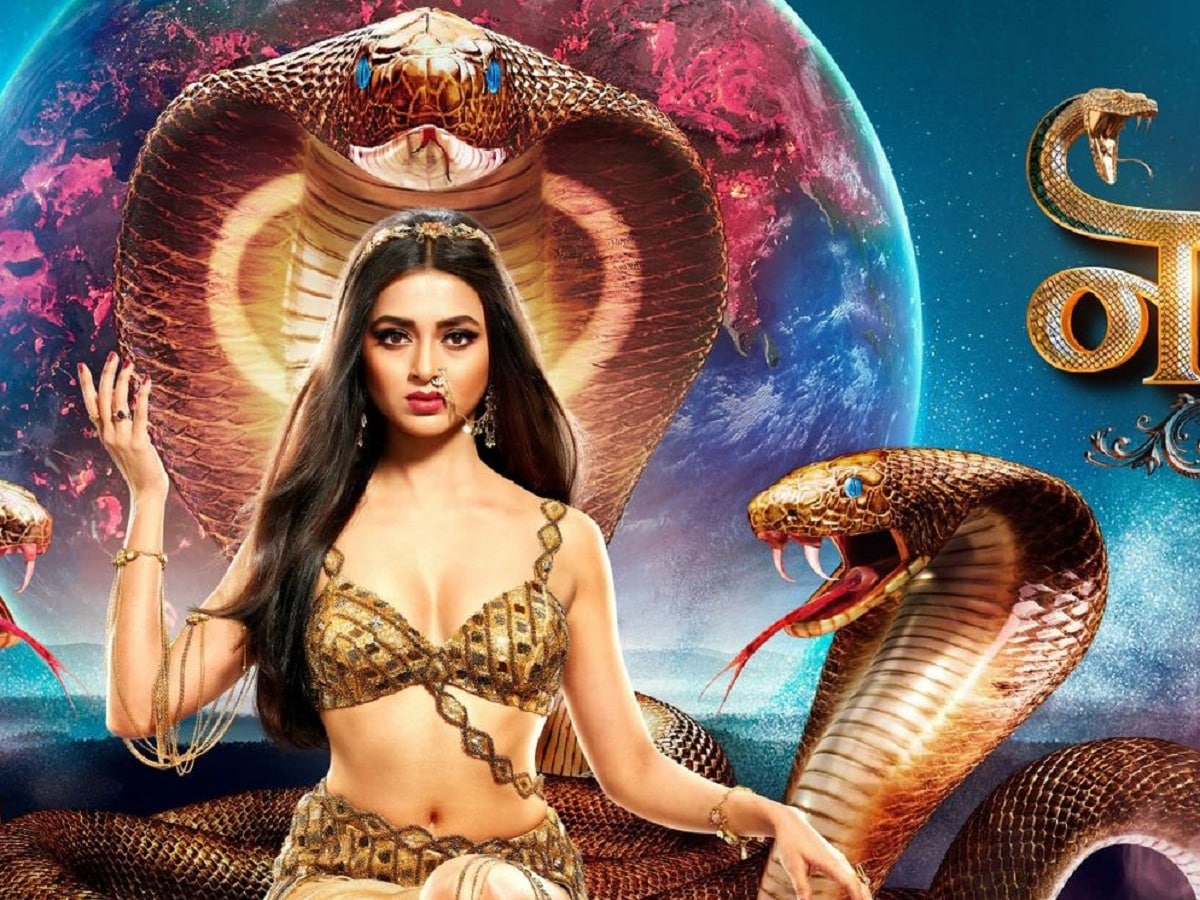 नागिन 6' के सेट पर हुई बिन बुलाए मेहमान की एंट्री, टीम ने डंडे से भगाया-  देखें वायरल VIDEO - real snake on sets of tejasswi prakash show naagin 6 –  News18 हिंदी