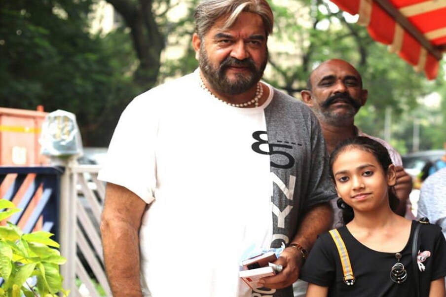  कनिका 'दादा जी की लाठी' मूवी की शूटिंग कंप्लीट कर चुकी है. अब वो बॉलीवुड अभिनेता गोविंदा और रवीना टंडन के साथ 'टॉर्चर' मूवी में एक्टिंग का तड़का लगाएंगी. कनिका की टिकटॉक से वायरल हुई वीडियो से बॉलीवुड में एंट्री मिली है.