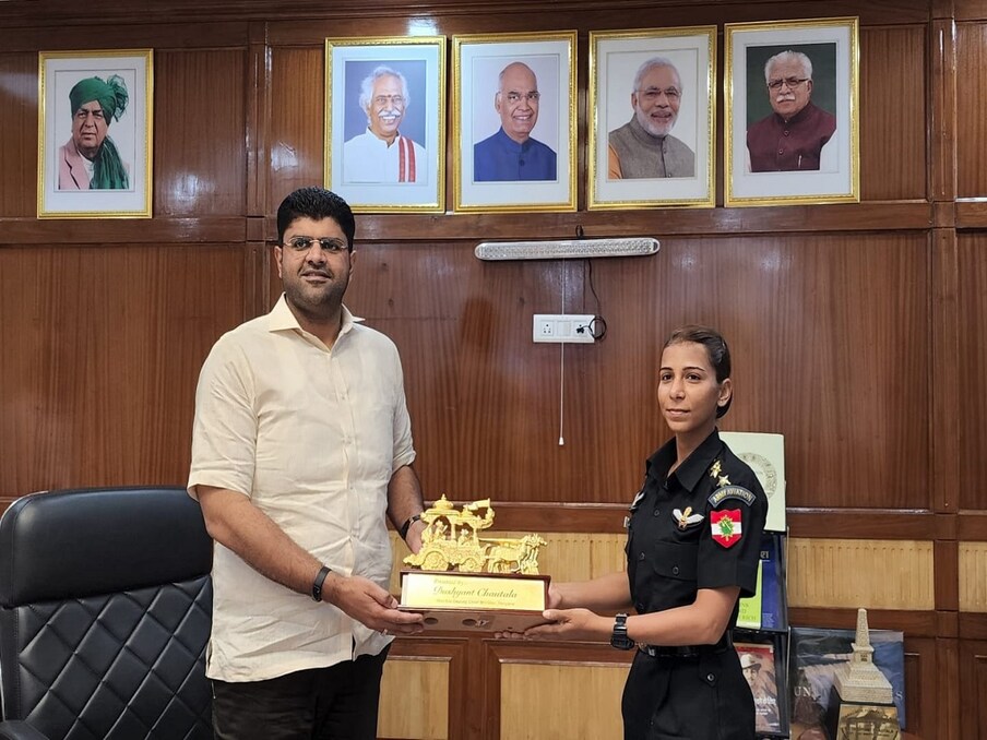  हरियाणा के उपमुख्यमंत्री दुष्यंत चौटाला ने देश की पहली महिला कॉम्बैट एविएटर कैप्टन अभिलाषा बड़क से चंडीगढ़ स्थित अपने ऑफिस में मुलाक़ात की. दुष्यंत चौटाला ने कहा कि हरियाणा की बेटी, हमारी बहन, का इस मुक़ाम पर पहुंचने से देश भर की बेटियों का हौसला और बढ़ेगा. एक बार फिर हरियाणा की मिटटी ने देश की आन-बान-शान, हमारी सशस्त्र सेना में नाम कमाया है.