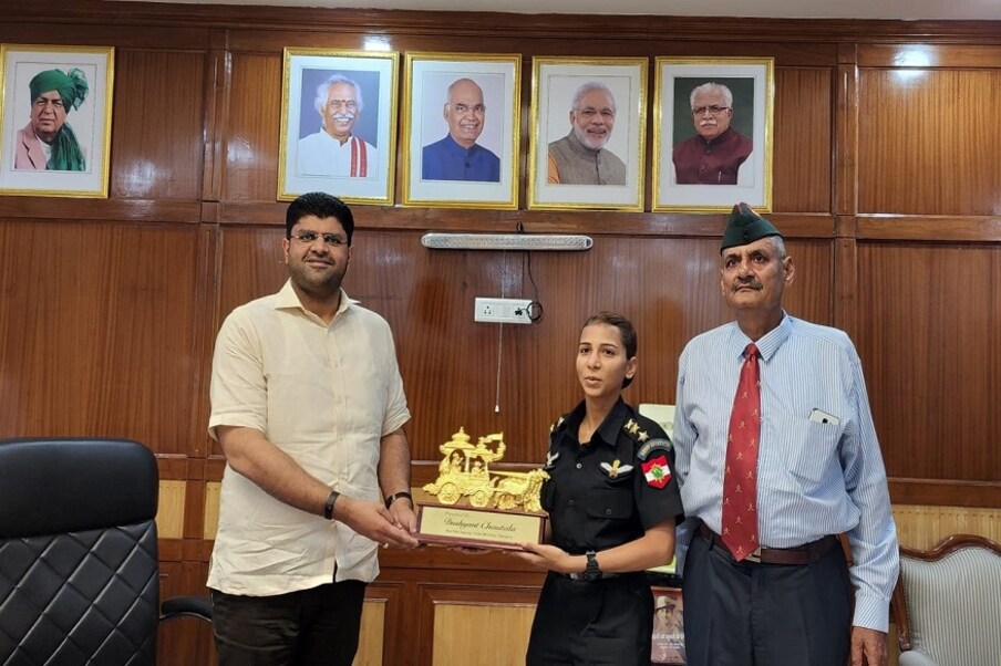  दुष्यंत चौटाला ने कहा कि हरियाणा को अपनी बेटियों पर नाज है. राज्य की होनहार बेटियां खेल और पढ़ाई के साथ-साथ सेना में भी शामिल होकर प्रदेश को गौरवान्वित कर रही हैं. अभिलाषा बड़क हरियाणा के रोहतक जिला के गांव बालंद की रहने वाली हैं. वे लड़ाकू हेलीकॉप्टर की देश की पहली महिला पायलट हैं.
