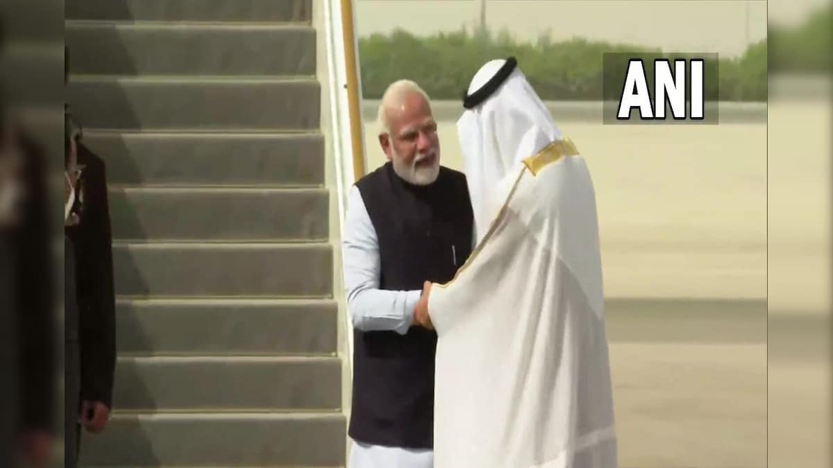 Photos: UAE में प्रधानमंत्री मोदी का गर्मजोशी से स्वागत दुनिया के सबसे अमीर राष्ट्रपति ने प्रोटोकॉल तोड़कर लगाया गले