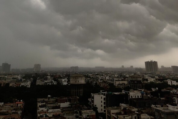 यूपीवालों को 24 घंटे के अंदर मिलेगी गर्मी से राहत, 32 जिलों में बारिश के आसार यूपीवालों को 24 घंटे के अंदर मिलेगी गर्मी से राहत, 32 जिलों में बारिश के आसार