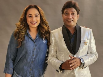  अभिनेत्री ने इन तस्वीरों से बताया कि वे अनूप जलोटा और कॉमेडियन सुनील पाल के साथ नया शो शुरू करेंगी. (Photo Credit- Rani Chatterjee Instagram)