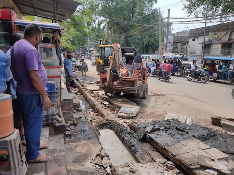 पहली ही बारिश में छपरा नगर निगम की पोल खुली तो अधिकारियों ने इसके लिए चूहों को जिम्‍मेदार ठहरा दिया. (न्‍यूज 18 हिन्‍दी)