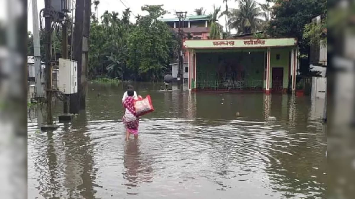 बंगाल के जलपाईगुड़ी में बादलों का कहर मूसलाधार बारिश से कई इलाके जलमग्न नदियां उफान पर