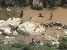 Bageshwar : दिल्ली से पहाड़ आया था परिवार, नदी में बुझ गया घर का चिराग...