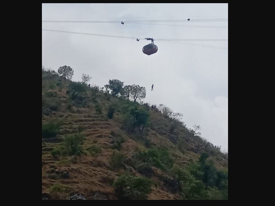 बचाए गए पर्यटकों में से एक ने पत्रकारों को बताया कि सभी 11 पर्यटक दिल्ली के रहने वाले हैं.