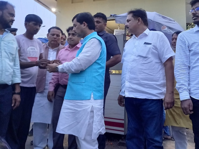 बिहार सरकार के मंत्री को सड़क पर बेरोजगार युवाओं ने घेरा और मांगने लगे रोजगार! बिहार सरकार के मंत्री को सड़क पर बेरोजगार युवाओं ने घेरा और मांगने लगे रोजगार!