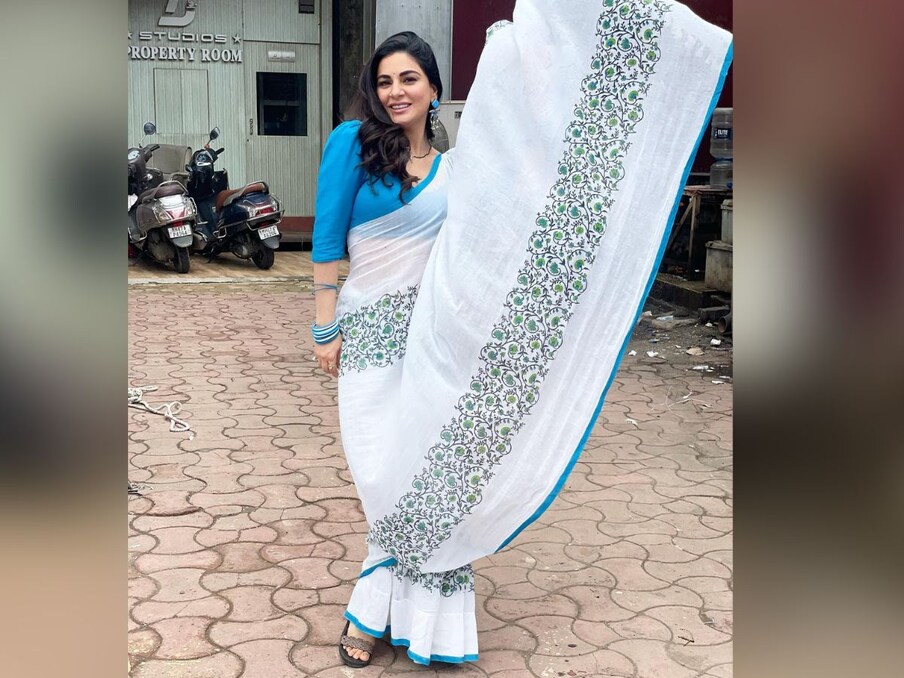  अभिनेत्री ने फ्लोरल प्रिंट वाली सूती साड़ी के साथ रॉयल ब्लू कलर का डीप कट नेकलाइन का ब्लाउज कैरी किया जो कि कमाल का कॉम्बिनेशन है. (Photo Source- Shraddha Arya Instagram)