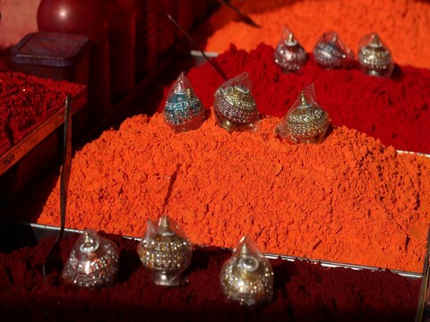 बिना सिंदूर के पूजा अधूरी मानी जाती है. Image-Shutterstock