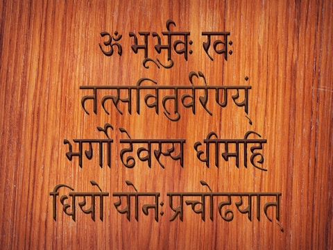 आपके जीवन की हर समस्या दूर कर देगा गायत्री मंत्र का जाप ! बिजनेस में मिलेगी  तरक्की - chant gayatri mantra to get rid from all problems from your life –  News18 हिंदी