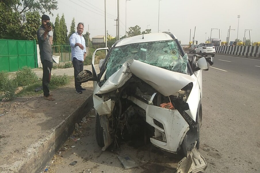  बताया जा रहा है दिल्ली से 4 दोस्त सोनीपत में घूमने और खाना खाने के लिए आए थे. सोनीपत नेशनल हाईवे 44 पर भिगान टोल के पास इनकी डिवाइडर से जा टकराई. टक्कर इतनी जोरदार थी कि गाड़ी के परखच्चे उड़ गए.