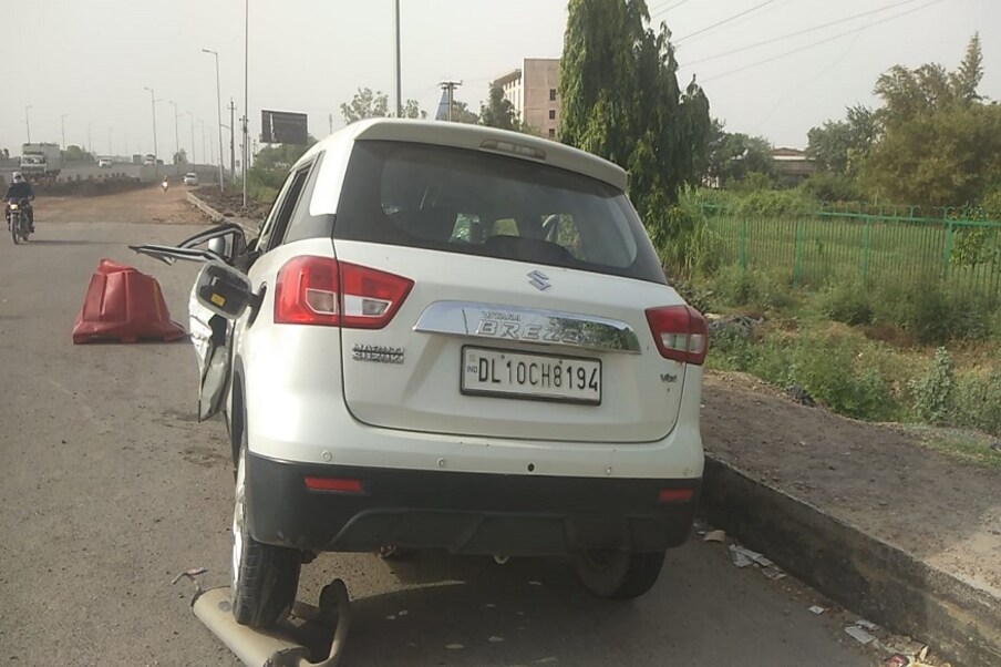  पुलिस ने बताया कि ये सभी दोस्त मुरथल के ढाबों में खाना खाने के लिए आए थे. इस हादसे में 3 दोस्तों की मौत हो गई जबकि एक घायल है. मृतकों और घायल के परिजनों को सूचित कर मामले की जांच शुरू कर दी गई है.