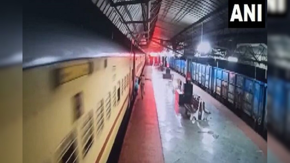 Video: चलती ट्रेन में चढ़ा युवक और फिसलकर पहुंचा मौत के मुंह में आरपीएफ जवान ने ऐसे बचाई जान  