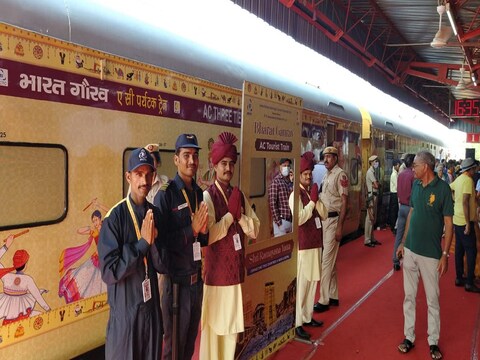 रेल मंत्री अश्विनी वैष्‍णव और पर्यटन मंत्री जी किशन रेड्डी ने झंडी दिखाकर टूरिस्‍ट ट्रेन को रवाना किया.