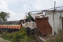 NH-27 पर बेकाबू ट्रक ने पहले कार को मारी टक्‍कर, फिर मां-बेटी को रौंदते हुए घर में जा घुसा