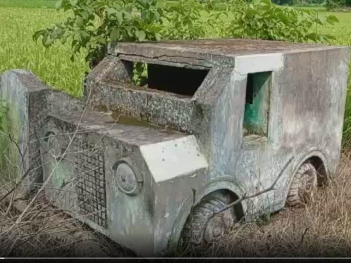 unique mausoleum in dhamtari, anokhi samadhi, car on samadhi, samadhi par truck, jeep sculpture on the tomb, dhamtari nagri block mein anokhi samadhi, अनोखी परंपरा, आदिवासी कलाकृति, धमतरी समाचार, छत्तीसगढ़ हिंदी खबर, Tribal tradition, Chhattisgarh hindi news, tomb of tribes, Chhattisgarh tribals, mausoleum in tribes, समाधि पर बनवा दी जीप और कार, ट्रक वाली समाधि, धमतरी के अनोखे मठ, मठ पर कार का ढांचा,