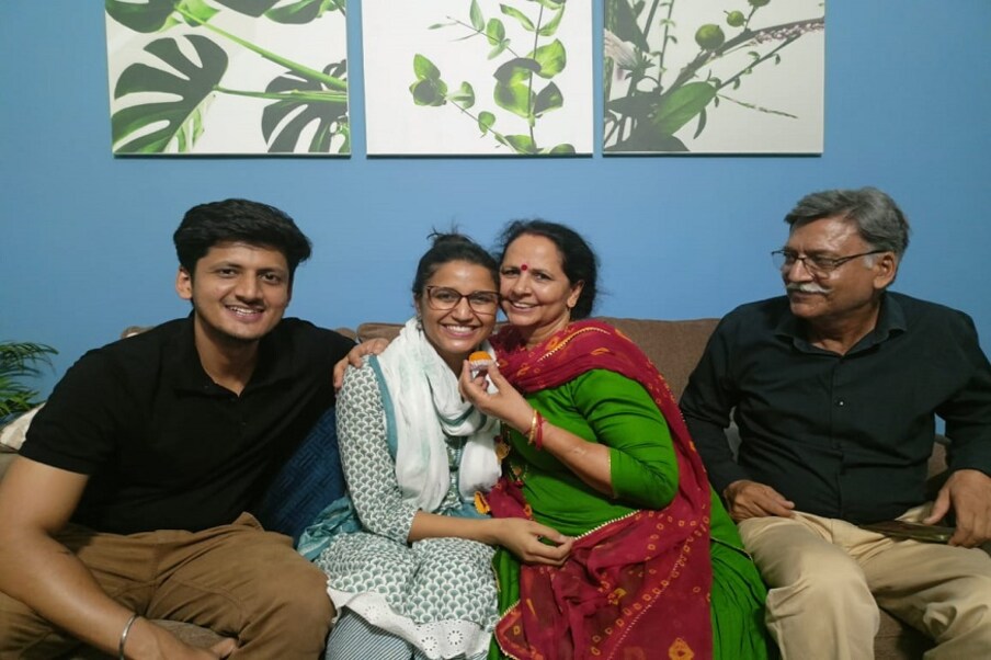  यूपीएससी की सिविल सर्विस परीक्षा में 345वीं रैंक हासिल करने वाली उषा यादव इसका बड़ा उदाहरण है. जिसने परिवार संभालने के साथ-साथ जॉब भी की और एक माह के बेटे को कुछ समय के लिए अपने से दूर करके तैयारी की.