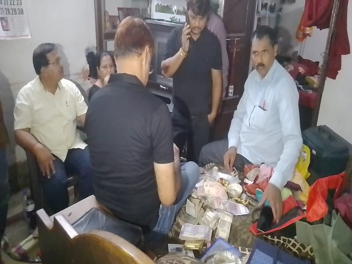 Vadodara Crime branch arrests Dalson owner for selling duplicate watches -