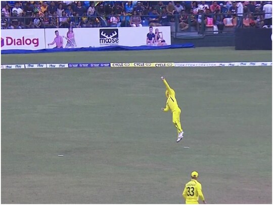SL vs AUS 1st ODI: डेविड वॉर्नर ने पकड़ा बेहतरीन कैच. (VIDEO Grab)