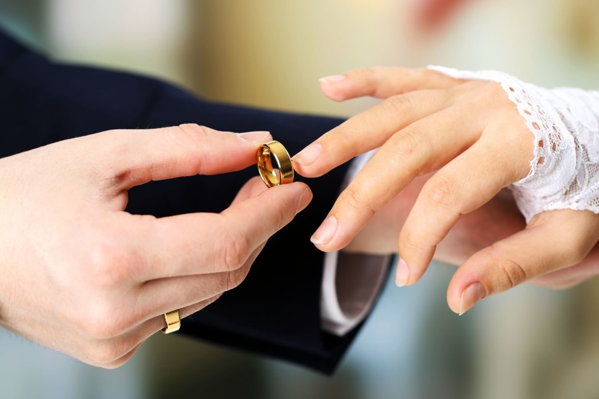 शादी या मंगनी की अंगूठी अनामिका अंगुली में ही क्‍यों पहनी जाती है? जानें  इसका महत्व - why wedding or engagement ring worn in third finger of left  hand know the reason –
