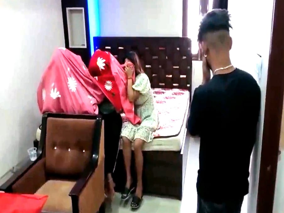 यमुनानगर के पॉश इलाकों में कॉलेजों के आसपास बने छोटे-छोटे होटल और कैफे आदि के बंद दरवाजों के पीछे की काली हकीकत आज उस समय बेपर्दा हो गई. जब शहर पुलिस ने होटल टिम्स कैफे में रेड कर छोटी सी जगह से 2 दर्जन से भी अधिक जोड़ों को आपत्तिजनक हालत में पकड़ा. पुलिस ने होटल मालिक के खिलाफ भी एफआईआर दर्ज कर होटल के डेली रजिस्टर को अपने कब्जे में ले लिया है.