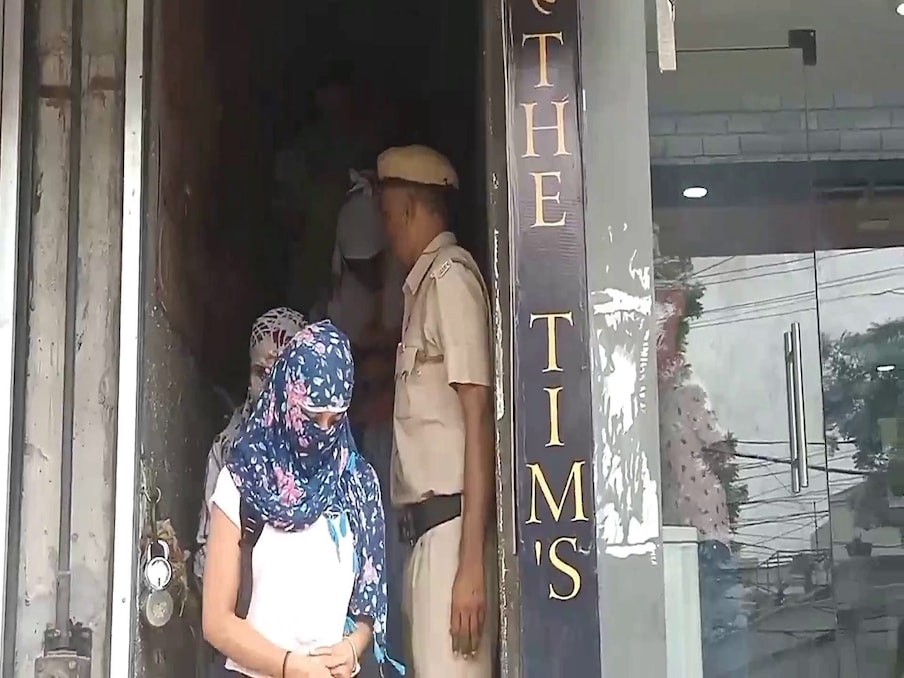 होटल के कमरों में सिर झुका कर जमीन पर नजरें गड़ाए बैठे यह युवक और युवतियां मीडिया कैमरों से अपने चेहरे छुपा रहे थे. दरअसल इन सभी को पुलिस ने आपत्तिजनक हालात में रंगे हाथों पकड़ा है. पुलिस ने होटल के रजिस्टर मे जब चेक किया तो वहां इनका कोई रिकॉर्ड नहीं मिला. दो दर्जन से भी अधिक इन युवक युवतियों को हिरासत में लेकर पुलिस ने कार्रवाई शुरू कर दी है.