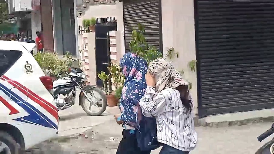  पुलिस इस मामले से जुड़ी सभी परते खंगाल रही है, एसएचओ कमलजीत ने बताया कि होटल में शराब भी पिलाई जा रही थी. होटल के पास शराब पिलाने को लेकर किसी भी तरह का लाइसेंस नहीं मिला.