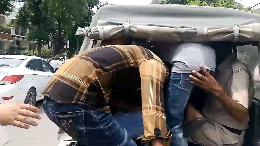 होटल में देह व्यापार का धंधा कब से चलाया जा रहा था यह बात जांच के बाद सामने आएगी. बरहाल 2 दर्जन के करीब लोगों को हिरासत में लेकर नियमानुसार कार्रवाई की जा रही है.