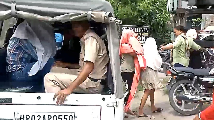  वहीं पुलिस ने बताया कि टिम्स नामक होटल में रेड की गई है. इनके पास लड़के लड़कियों के कोई दस्तावेज नहीं मिले. होटल में अनैतिक कार्य हो रहे थे जिसको लेकर कार्रवाई की गई है.