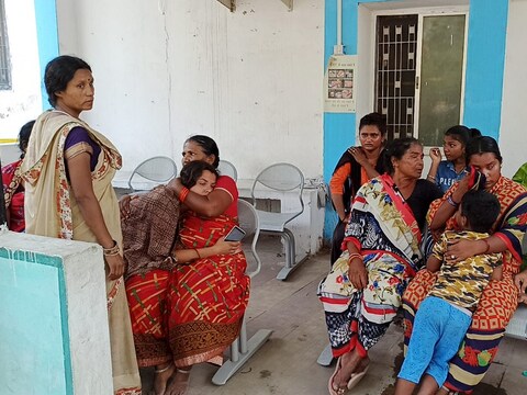 युवक की मौत की खबर सुनकर परिजनों का रो-रो कर बुरा हाल हो गया. (न्‍यूज 18 हिन्‍दी)