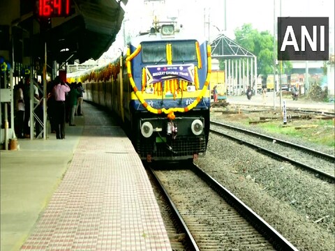 दादर-बीकानेर-दादर प्रतिदिन व अहमदाबाद-मुजफ्फरपुर-अहमदाबाद साप्ताहिक रेलसेवाओं का साबरमती स्टेशन पर ठहराव दिया जा रहा है. (फोटो-एएनआई)