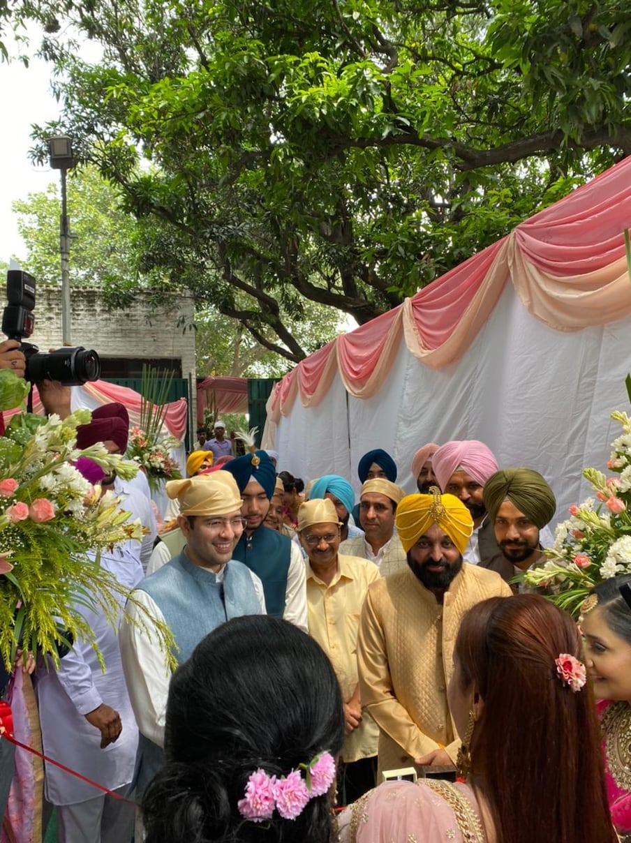  आप नेता अरविंद केजरीवाल, राघव चड्ढा और अन्य लोगों ने चंडीगढ़ में पंजाब के सीएम भगवंत मान के विवाह समारोह में हिस्सा लिया. (PHOTO-ANI)