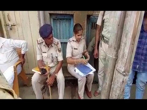 पटना से सटे दानापुर में हुई आत्महत्या की घटना के बाद मामले की पड़ताल के लिए पहुंची पुलिस