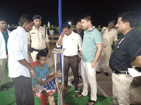 रात्रि विश्राम के दौरान गांव के लोगों से बात करते रोहतास के डीएम (ग्रे कलर टी-शर्ट में)