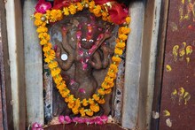 Lucknow: ढाई सौ साल पुराने भुईयन देवी मंदिर के 24 घंटे खुलते हैं कपाट, जल चढ़ाने की है परंपरा