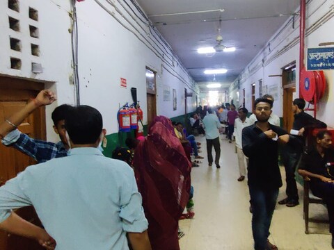 महारानी लक्ष्मी बाई मेडिकल कॉलेज में अल्ट्रासाउंड करवाने के लिए अपने बारी का इंतजार करते मरीज.