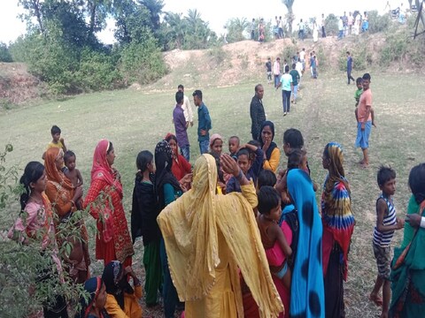 बिहार के जमुई में बकरीद के दिन युवक की हत्या के बाद जमा भीड़