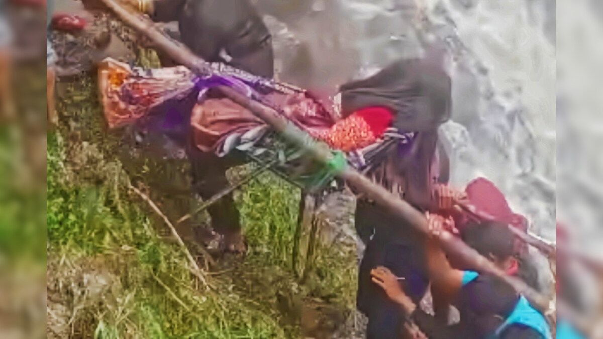 पिथौरागढ़: नहीं देखी होगी अस्पताल तक पहुंचने की ऐसी तस्वीर यहां तकनीक नहीं किस्मत भरोसे है मरीजों की जान