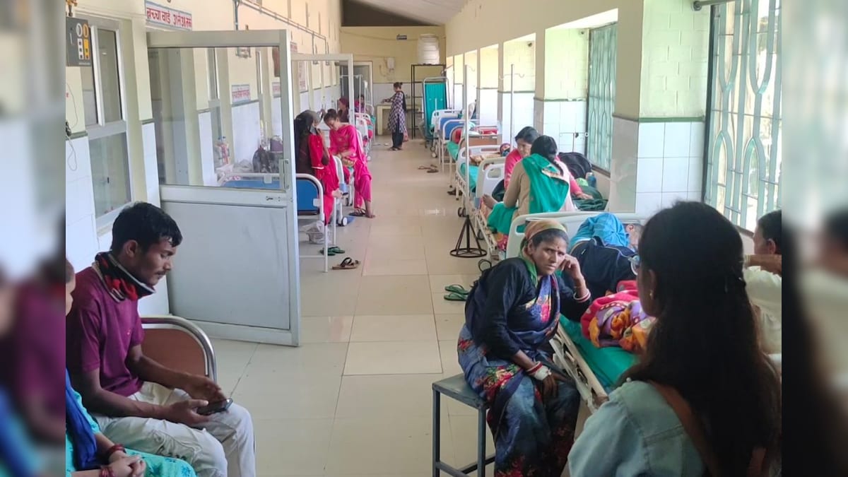 Pithoragarh: जिला अस्पताल में बढ़ रही मरीजों की संख्या बरामदे में इलाज करने को मजबूर हैं डॉक्टर