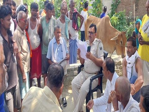 गोपालगंज में हुई खुदकुशी की घटना के बाद घटनास्थल पर जांच करती पुलिस