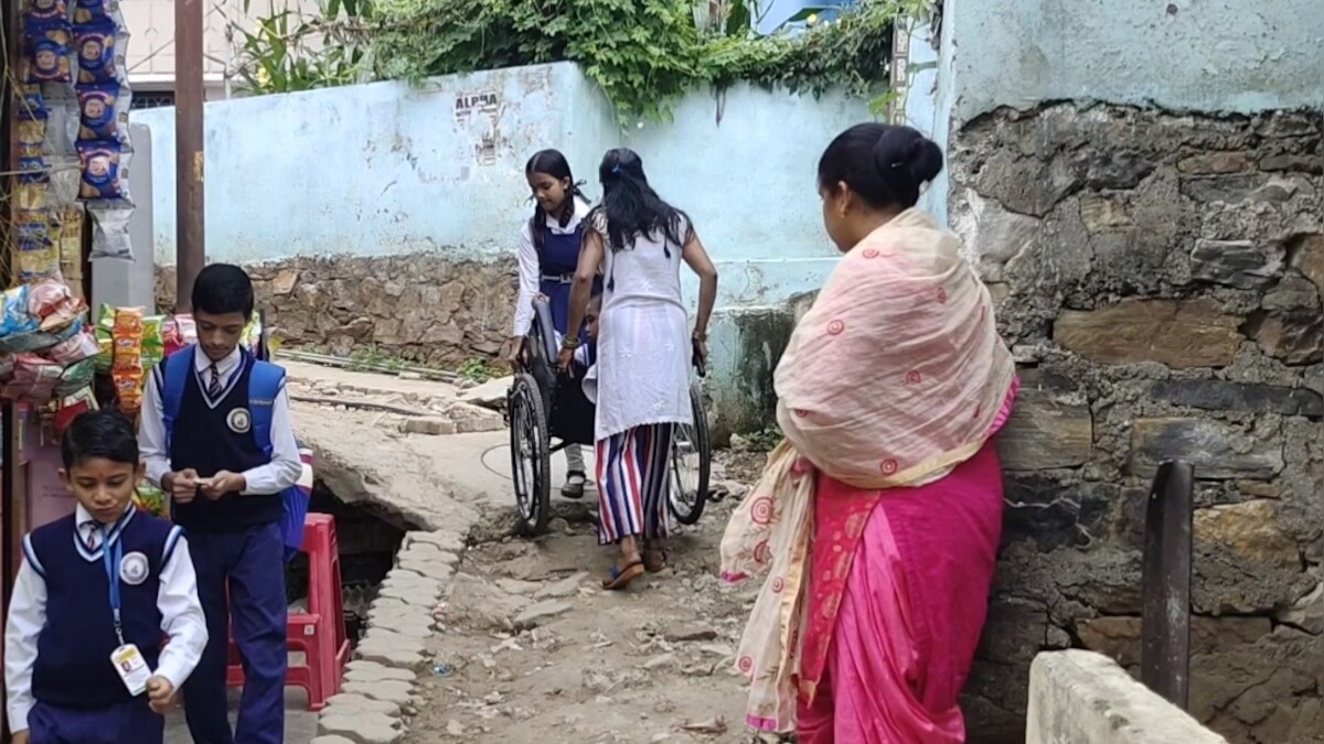 पिथौरागढ़ की गलियों में ये कैसा विकास रास्ता खोद बिछाई सीवर लाइन फिर मुंह फेर लिया 
