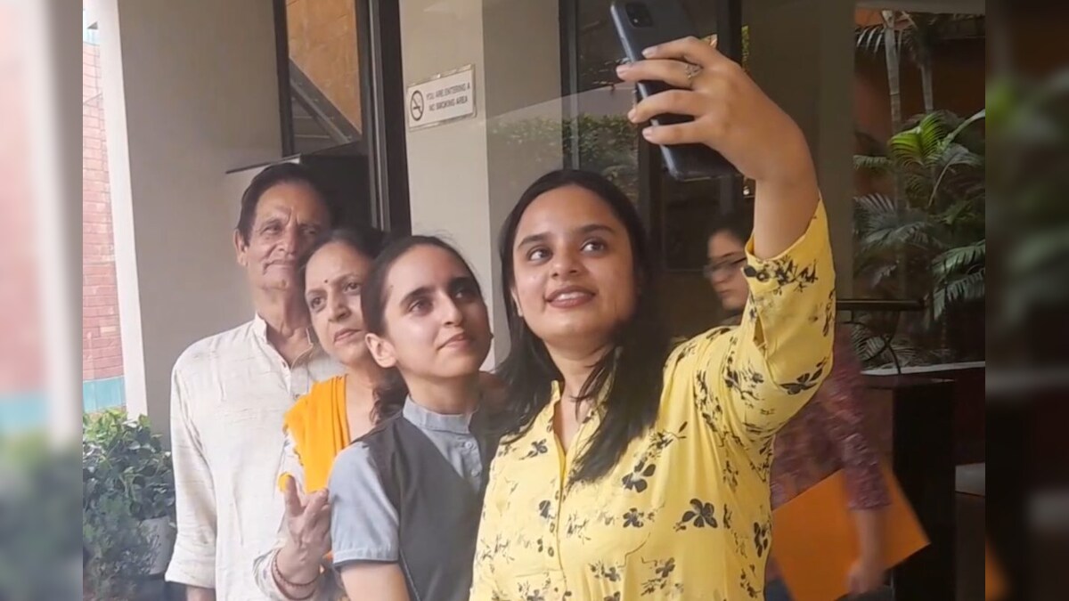 CBSE 12th Result: बड़ी बहन ने किया था कॉलेज टॉप तो छोटी बनी जिला टॉपर जानें मेरठ की मानवी की कहानी