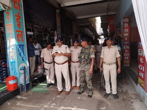 गोपालगंज में सेक्स रैकेट पर छापेमारी कर निकलते सदर एसडीपीओ और पुलिस टीम