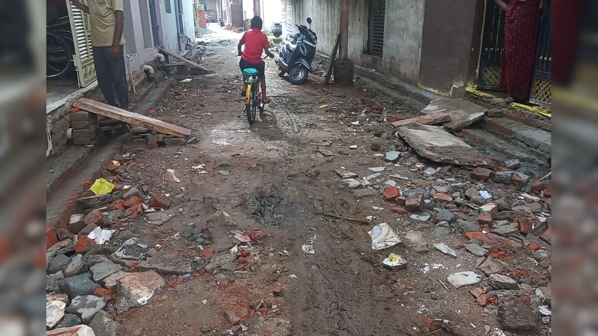 Jhansi: स्मार्ट सिटी झांसी का बुरा हाल लक्ष्मीपुरम के लोगों को मिली गड्ढों वाली सड़क
