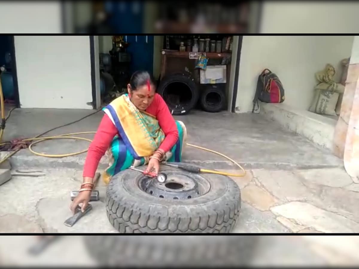 मिलिए उत्तराखंड के टायर डॉक्टर कमला नेगी से , जो चुटकियों में ठीक करती हैं साइकिल से लेकर JCB तक तक का टायर 