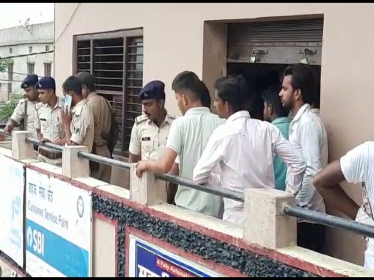 छपरा में एसबीआई के CSP सेंटर से दिनदहाड़े लूट, फायरिंग करते हुए भागे लुटेरे - goons looted cash from csp center of sbi at chapra in day light bramk – News18 हिंदी