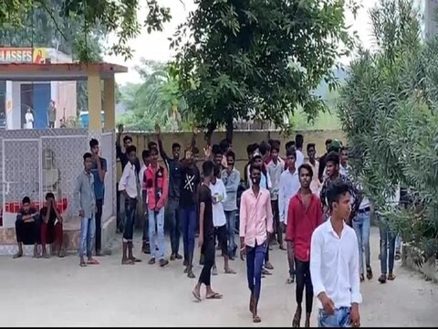 गोपालगंज के स्वामी प्रकाशानंद माध्यमिक सह इंटर कॉलेज में हंगामा करते छात्र